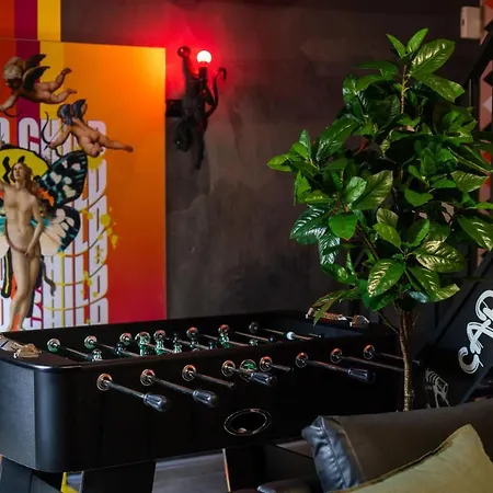 Apartment Capsule Art Deco: Luxe Entertainment With Jacuzzi